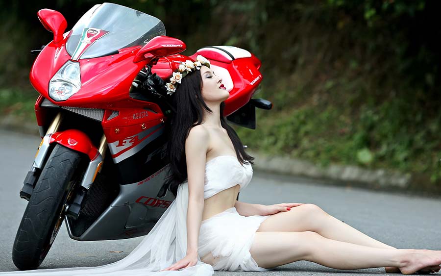 Beautiful girls and motorcycles in Zibo