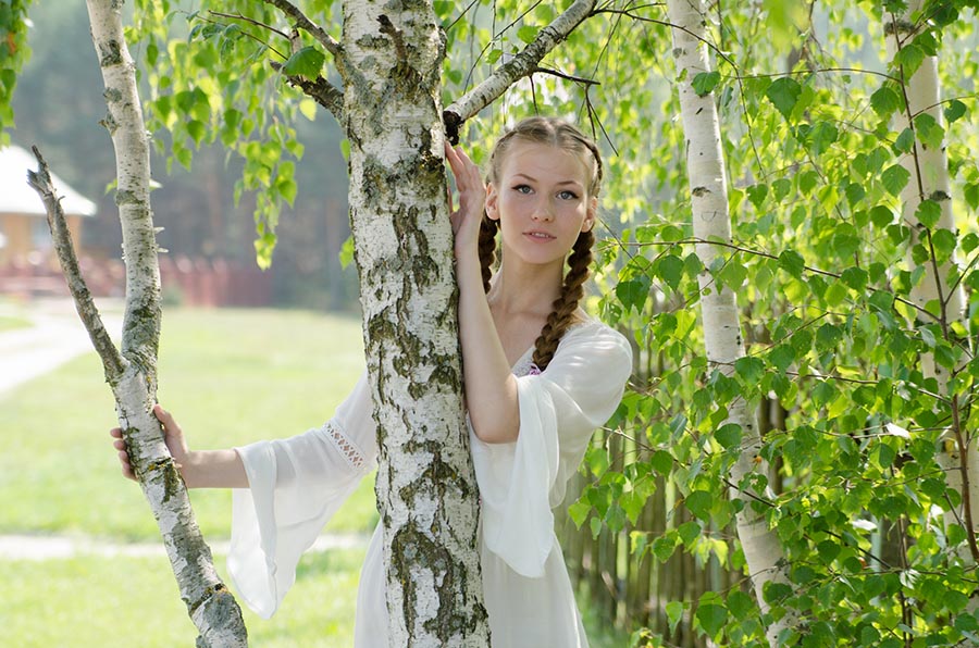 Women in Slavic costumes in Zibo