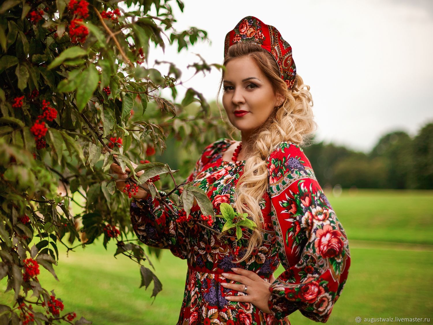 Women in Slavic costumes in Zibo