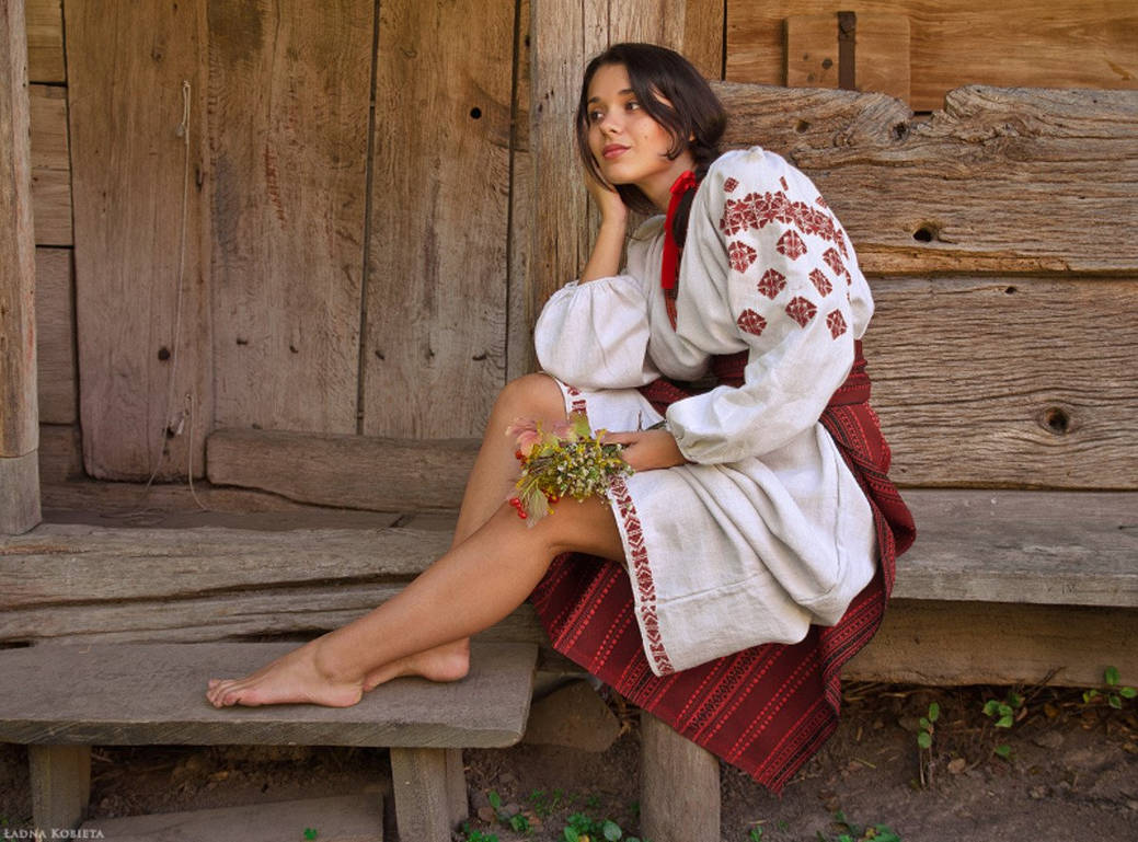 Women in Slavic costumes in Zibo