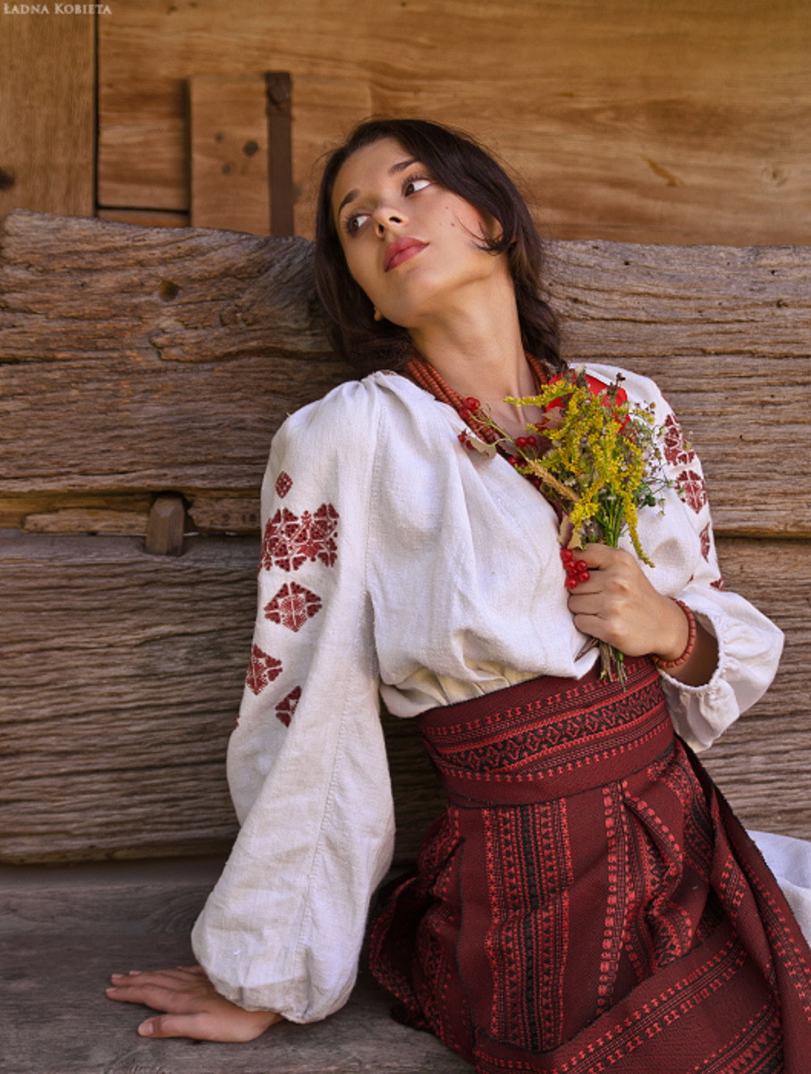 Girls in Slavic costumes in Zibo