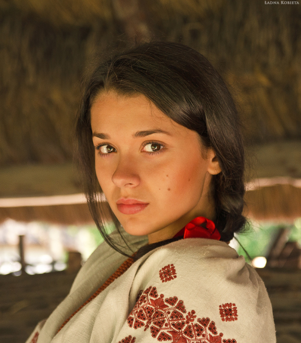 Girls in Slavic costumes in Zibo