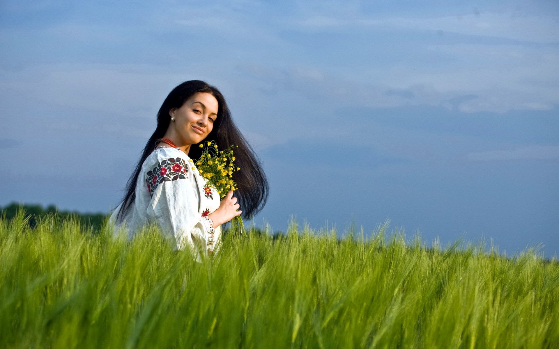 Girls in Slavic costumes in Zibo