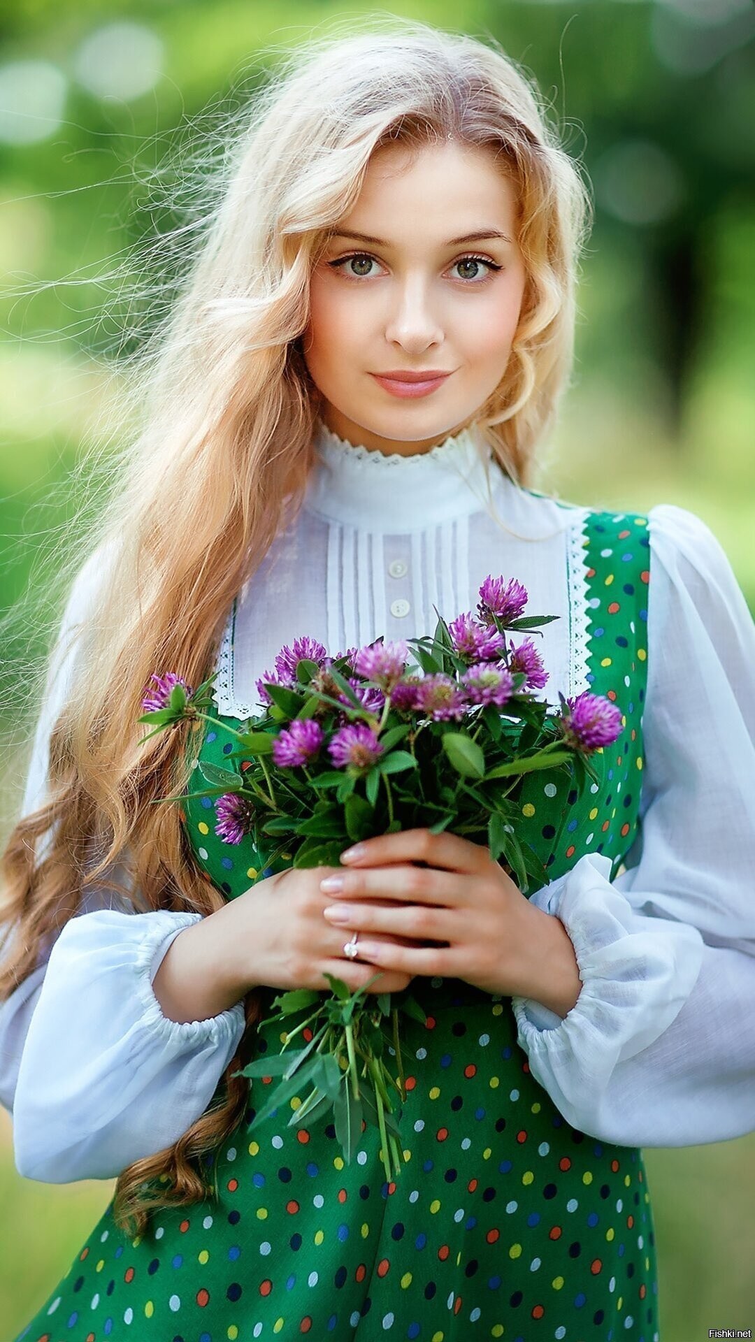 Girls in Slavic costumes in Zibo