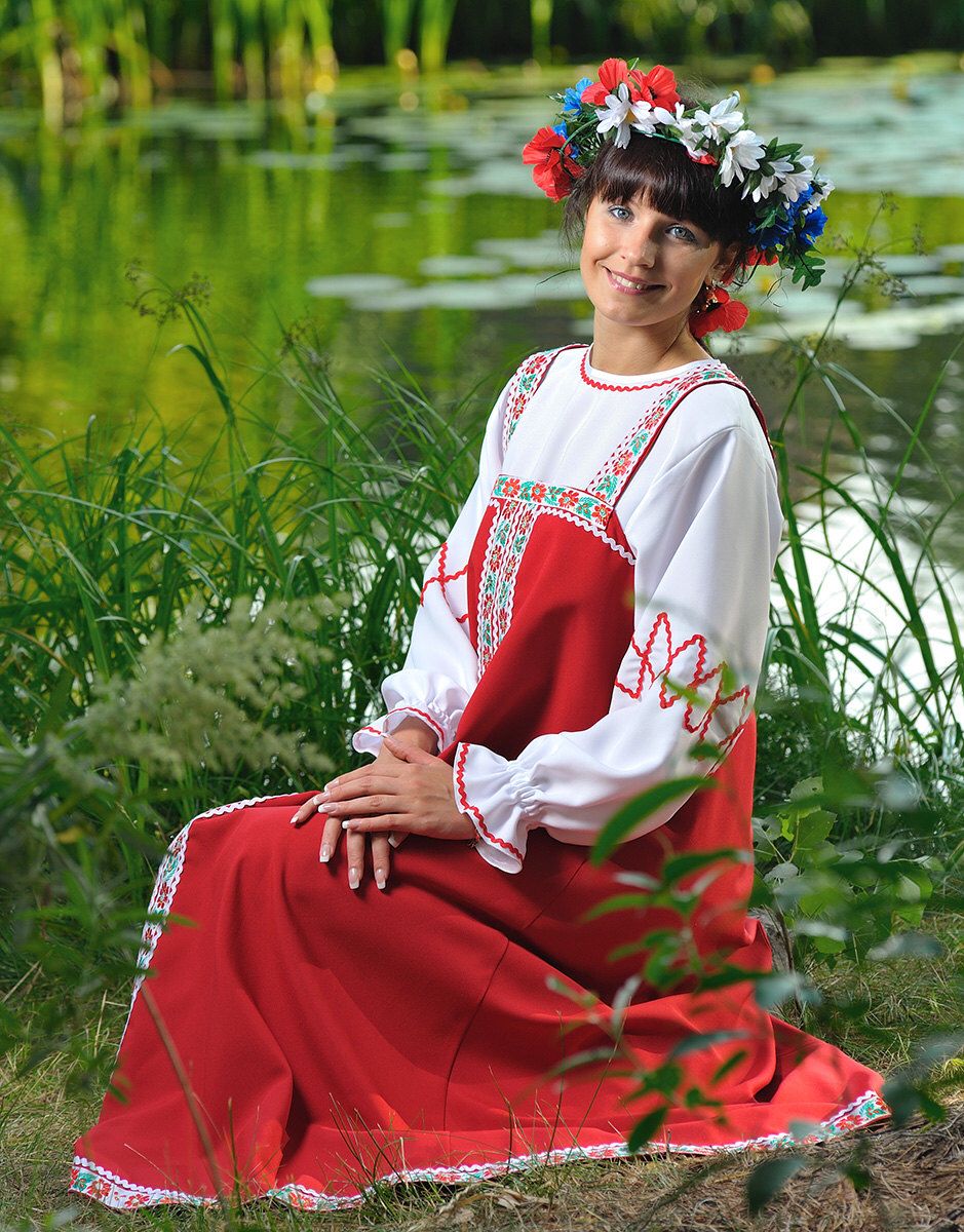 Beautiful girl Girls in Slavic costumes in Zibo