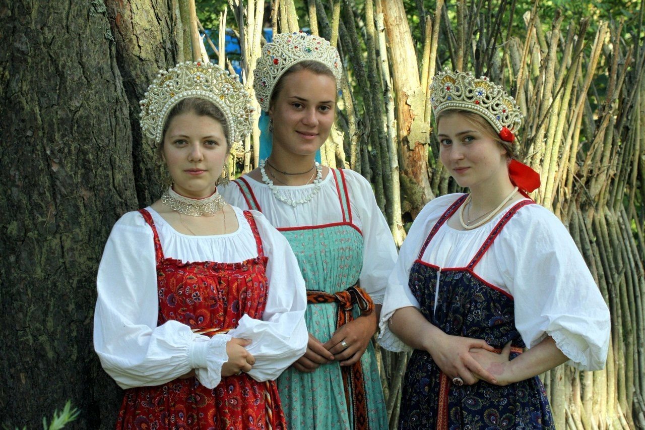 Sexy model Girls in Slavic costumes in Zibo
